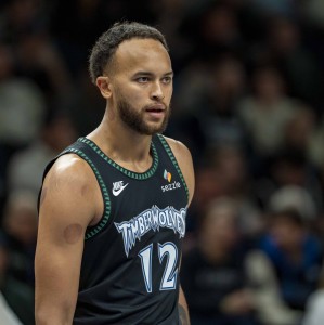 开云体育-回归森林狼首秀！李凯尔替补14分钟得2分1板 登场时观众起立鼓掌